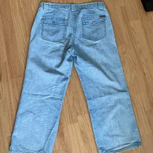 lågmidjade calvin klein jeans i storlek S, köparen står för frakt💚
