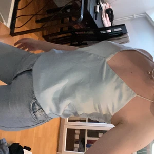 ljusblått linne - Ljusblått sidenlinne ifrån bikbok! köpte för ungefär 2 år sedan och använd max 2 gånger, supergulligt men är tyvärr inte min stil längre. 💙