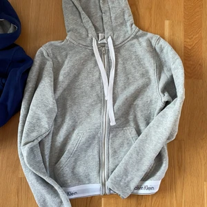 Calvin Klein kofta  - Säljer denna fina koftan som inte används  mera.❤️