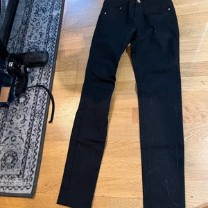 Byxor - Helt nya byxor från Hm aldrig använda men väldigt fina.