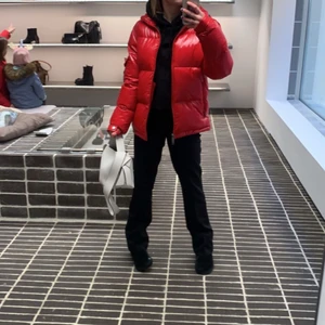 röd michael kors jacka  - säljer min helt nya jacka pga jag inte använder den, inga märken eller skador eftersom den är nästan helt oanvänd, luvan följer med. skriv för mer bilder 