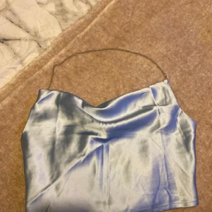 Satin linne säljes  - Superfint ljusblått satin linne från shein. Använd max 3 gånger.💕 Storlek S, 15 kr +frakt 