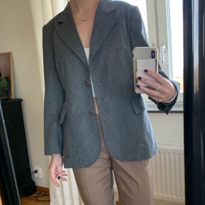 Oversized kavaj - Säljer min superfina oversized kavaj (jag är storlek S för referens på bilderna) som tyvärr inte kommer till användning!! 💞 köparen står för frakten men jag möter även upp i Lund💞 