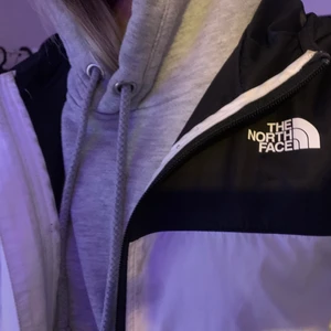 North face jacka - Säljer en North face jacka som inte säljes längre i butik, kommer inte till användning (därför jag säljer) pris kan diskuteras! Bara den blir köpt❤️❤️