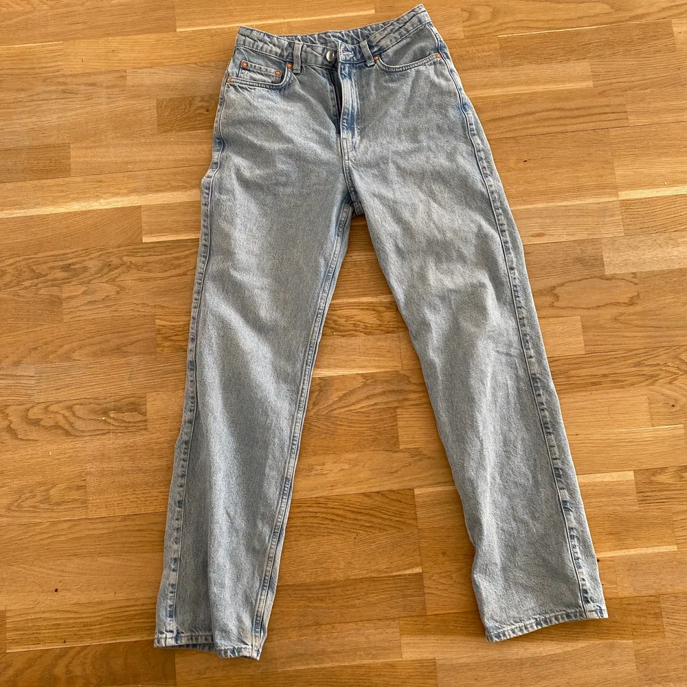 Säljer mina Weekday jeans i modellen Rowe i storleken W27 L32 som jag bara har använt ett fåtal gånger. Rowe Extra High Straight Jeans. Jeans & Byxor.