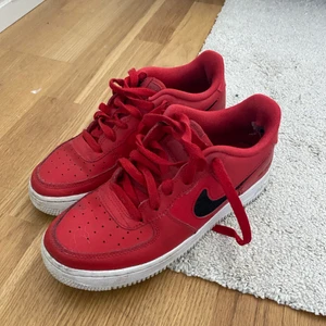 Nike air force  - Super coola röda Nike air forces, de är lite förstora för mig och kommer därför aldrig till användning. Köpta hösten 2020 och är i bra skick❤️