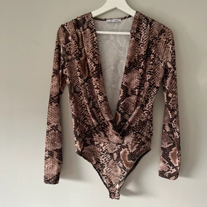 Långärmad body  - Body från zara i snakeprint storlek S🤍 30kr + frakt 