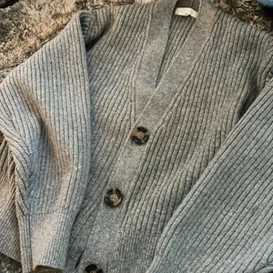 HM V-ringad Kofta Ribbstickad Grå - HM V-ringad kofta Ribbstickad Grå💕 Aldrig använd💕Mjuk kvalitet med fina knappar