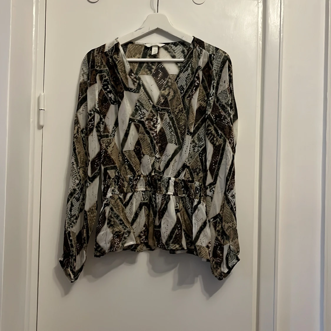 Ormskinnsmönstrad chiffongblus