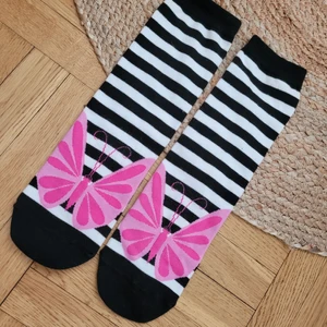 Supersöta strumpor randiga 37/38 - Supersöta randiga strumpor svart/vit m rosa fjärilar fram. "Ingen häl" Stl 36/38. Nya! Rensar nu min låda med aldrig använda, men så fina underkläder och strumpor av olika snitt och modell.  .Samfraktar gärna vid köp av fle
