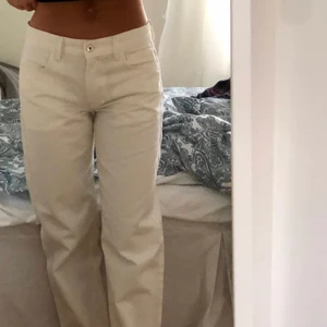 Lågmidjade vita jeans - Säljer dessa raka lågmidjade jeans då dem tyvärr blivit för små på mig. Passar någon som är runt 164.❤️