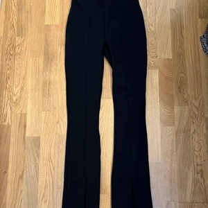 Kostymbyxor - Väldigt snygga finbyxor, jätte fint material med slits vid ändarna 