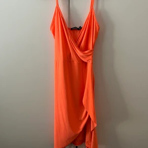 Klänning  - Väldigt fin somrig klänning som sitter åt, lite dålig bild men kan skicka fler.