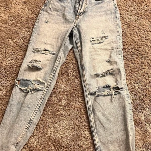 Jeans - Mina favorit mom jeans innan d blev försmå, använd väl men i i fint skick! De är från h&m och är osäker men tror de köptes sommaren 2020 men mest använt under våren 2021! Inga håll som INTE ska vara där osv. Var inte rädd för att fråga om du undrar något, köparen står för frakten💕 ( priset är diskuterbart och är öppen för byten) ❤️