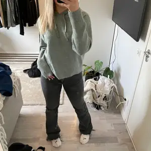 Jag säljer denna jättefina stickade hoodie från zarlando!! Den är i storlek M och är i jättefint skick, inga skador eller fläckar!! Kom privat vid frågor eller vid intresse, jag säljer den för 80kr+ frakt orginalpris 399kr❤️