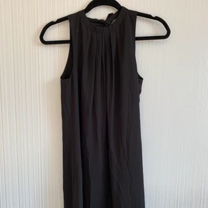 Svart klänning - Knälång. Nyskick endast testad