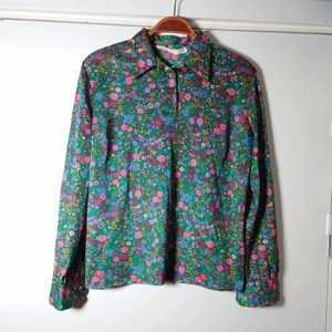 Vintageblus - Vintageblus i lite sidenlikt material🌱