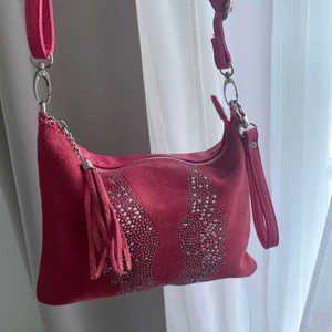 Rosa väska - Säljer min rosa väska med ”diamanter”. Väskan har justerbara band, säljer pga att den inte har kommit till användning. Den är lite sliten på baksidan kom privat för bilder❤️‍🔥 (lånade bilder) Köp väskan för 130kr ink frakt