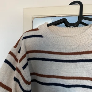 Stickad tröja - Stickad tröja som aldrig använts. Superskönt material och sticks inte!