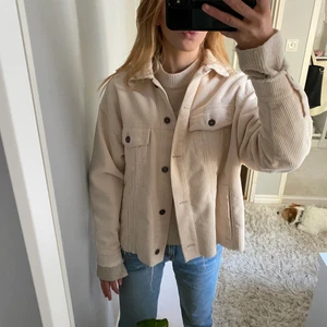 Storlek xs - En Manchester jacka från zara. Den är avklippta vilket gör att det är ett hål i fickan men det syns ej när man har den på sig💓💓 frakt 66kr
