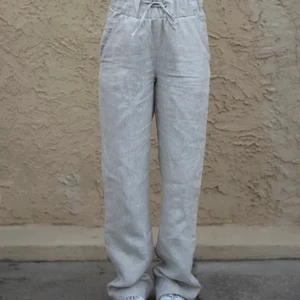 Linnebyxor - KOLLA SISTA BILDEN INNAN NI FRÅGAR OM STL!Säljer mina linnebyxor från a-dsgn. Endast använda vid ett tillfälle, alltså som nya! Säljer då de är för små, kan skicka egna bilder dock INTE på då de som sagt är för små. Nypris 800kr