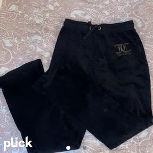 Juicy byxor BARN 12/13 - Köpte dessa byxorna på juicy coutures hemsida, säljer dessa pga köpte fel storlek. Har tröjan till också säljer byxorna för 300kr och tröjan för 300kr ihop 600kr köpte tröjan och byxorna för 1000kr