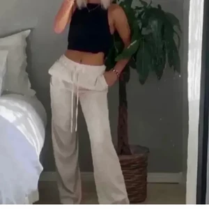 Linnebyxor  - Snygga linnebyxor perfekta linnebyxor till sommaren🌸 passar tyvärr inte mig i storleken längre💗 (lånade bilder) fler bilder finns priv🖤                                                              ”buda i kommentarerna”🌸                                                              Byxorna är ute igen för oseriös köpare🖤