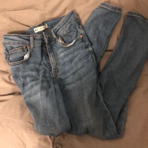Blåa Molly jeans - Använda några gånger De är i storlek small. Säljer då de är för små. Jag är 174cm. 