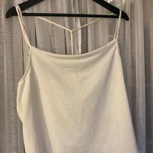 Linne - Vitt linne från Nelly, använd få gånger och i nyskick! 