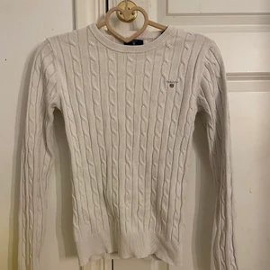 Gant tröja  - Säljer min vita Gant tröja i storlek xs den är sparsamt använd och se helt ny ut. Den finns i Ystad men om den ska skickas så står köparen för frakten🤍