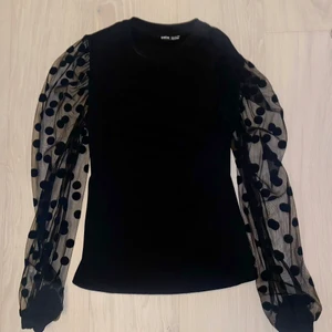 Festlig topp med volangärmar 🖤 - Säljer denna festliga toppen med volangärmar, storlek S. Ifrån Shein! Använts fåtal gånger🖤🖤