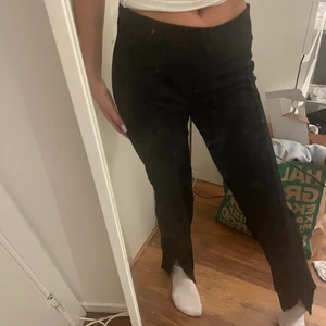 Kostym byxor - Kostym byxa med slits längst ned vid benet och bra passform, väldigt töjbara så passar dem flesta från xs till M