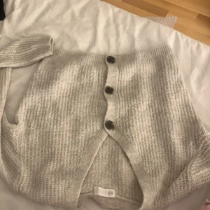 Grå kofta  - Jätte fin grå kofta med knappar! Den kommer tyvärr inte till användning💕 den är från H&M och kostade 159kr💕