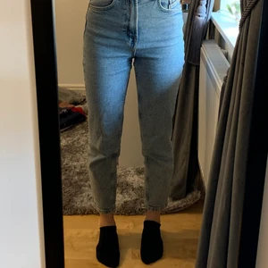 Stradivarius slim mom jeans - Blå Stradivarius slim mom jeans med stretch. Superfina jeans i fint skick, storlek 32. Jag är 160 cm. Nypris 259kr, mitt pris: 120kr. Köparen står för frakt⭐️