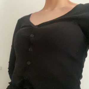 Svart tröja  - Svart vanlig tröja, knappar framtill storlek xs. 