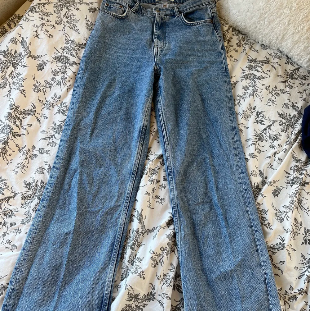 Nu har det blivit dags för mig att sälja ett par av mina favorit jeans för att de har tyvärr blivit för korta ( OBS! jag vill att jeansen ska släpa i marken). Jag är 180 cm och jag skulle rekomendera dessa till någon som är omkring 175 cm. Jeansen sitter bra och är sköna! Det är inga hål eller fel på de. Hör gärna av dig om du har frågor eller är intresserad❣️. Jeans & Byxor.