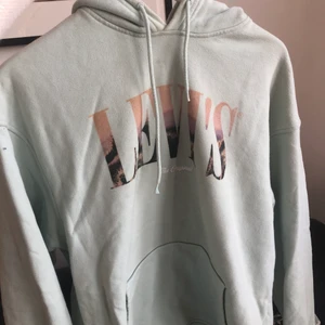 Levis hoodie  - Hoodie från Levis, den är mer mintgrön i verkligheten!storlek M 💚 knappt använd och inköpt 2020 <3 färgen är jättefin till sommaren. 