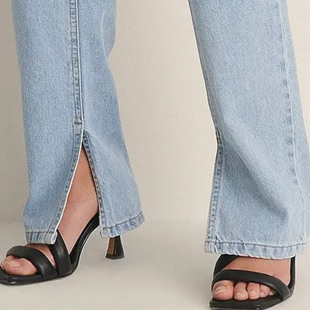 Perfekta vår jeansen!! Modellen är 165 cm lång och bär storlek 36. Jeansen har en rak passform med sidoslitsar som gör det jätte fint att styla till ett par fina klackar eller sneakers. Aldrig använda för köpte en för liten storlek. 🦋. Jeans & Byxor.