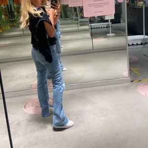 Blå jeans - Asnice långa blå jeans med hål, en slits och klippta nertill💖💖 verkligen dom perfekta jeansen, sitter som en smäck🥰 jag är 168 cm lång har vanligtvis S. Från ZARA💘