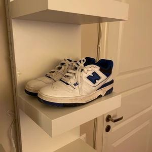 New balance 550  - Väldigt eftertraktade. Ingen box endast skorna. Passar 44-45
