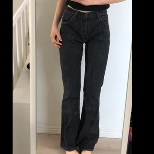 Vintage Levis jeans - Vintage Levis jeans i lite ”flared” modell. Åt det lågmidjade hållet. Köpta på vintage butik i Hamburg. Bra skick. Hör av dig för mer info :) mindre i storleken. Jag på bilden har vanligtvis w27/28