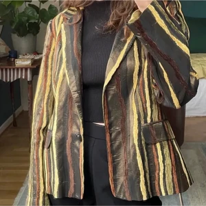 Kavaj - Säljer denna fina kavaj köpt från plick, tyckte tyvärr den var lite liten på mig men skulle säga att det passar en S och mindre 💗