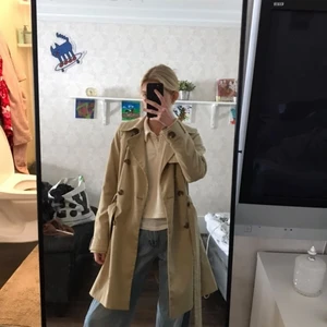 Kort trenchcoat  - Trenchcoat storlek 32 från asos, nästan helt oanvänd 