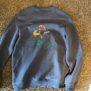 Custom Nike Sweatshirt - Custom painted Nike sweatshirt i storlek m. (Inte autentisk nike). 250kr