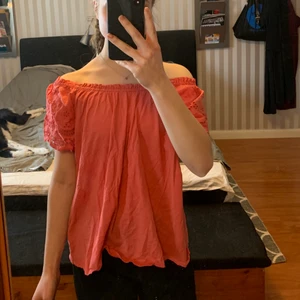 Somrig,färglag t-shirt - T-shirt som kan användas off the shoulder och som ”vanligt” det är upp till köparen:) fina detaljer på ärmarna och fin somrig färg. Säljs då den tyvärr inte används, den är i bra skick. Köparen står för ev frakt. 