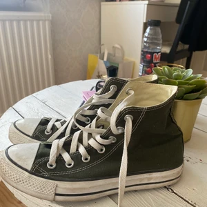 Gröna converse - Säljer mina super fina mörkgröna converse då de tyvärr inte kommer till användning! Jätte fint skick tvättar av de såklart innan de skickas! Säljer för 250 + frakt💕