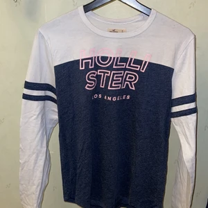 Hollister tröja stl S - Super skön tröja från hollister. Säljs pga att ja fick den i present då den inte är riktigt min stil. Sparsamt använd. Kan tänka mej att gå ner i pris om så önskas vid en snabb affär. Säljs för 80 + frakt. Om ni har någon fundering är det bara att höra av sig💞