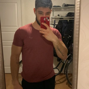 Hollister t-shirt strlk S - Hollister t-shirt med bra passform knappt använd 