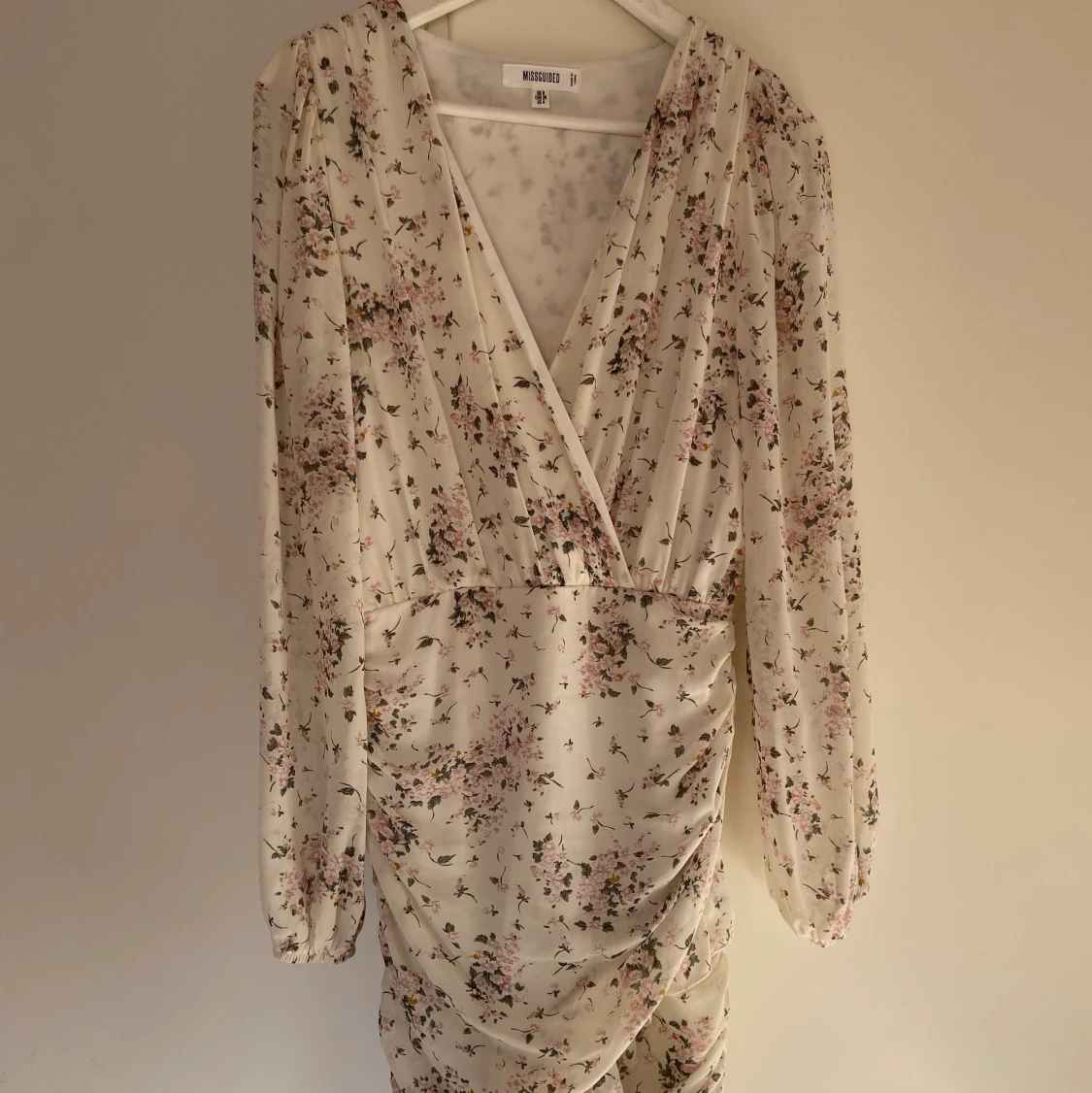 Klänning med blommigt mönster i storlek  - 91