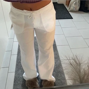 Bonprix linne byxor! - Ur snygga lågmidjade vita linnebyxor! Köpta förra sommarn men knappt använda ! Om många intresserade blir de budgivning, frakt ingår inte❣️ÄR BORTA HELA HELGEN FRÅN TORSDAG SÅ KOMMER SICKAS VID TILLFÄLLE NÄSTA VECKA!